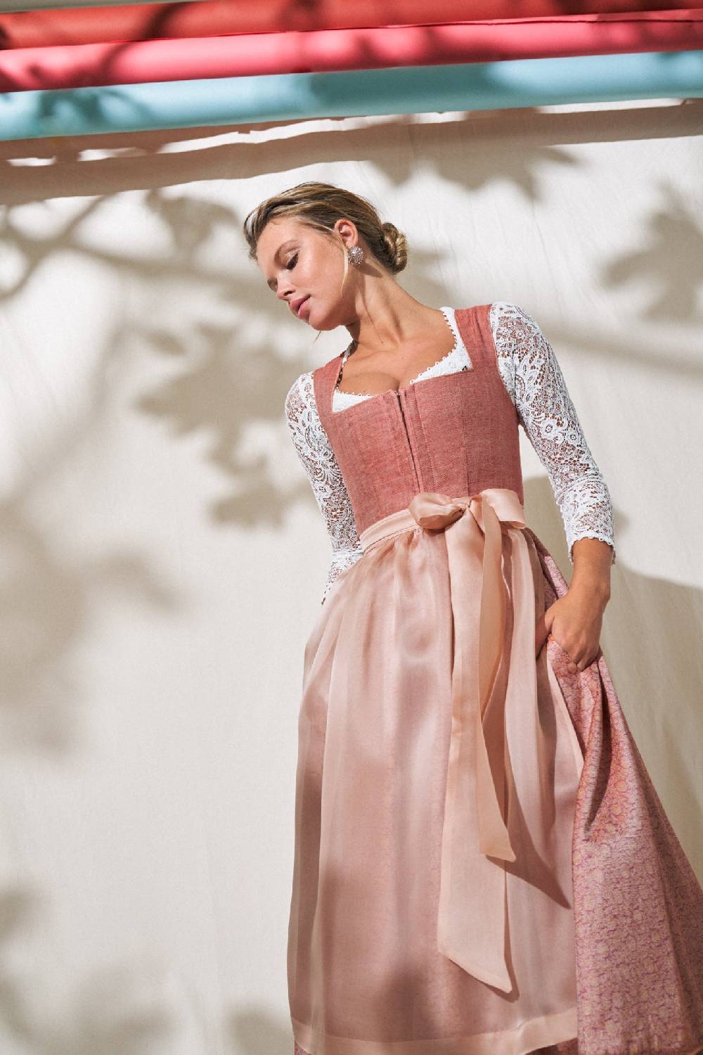 Kinga Mathe Dirndl Alcamo in Rostrot Letzte 3 Tage