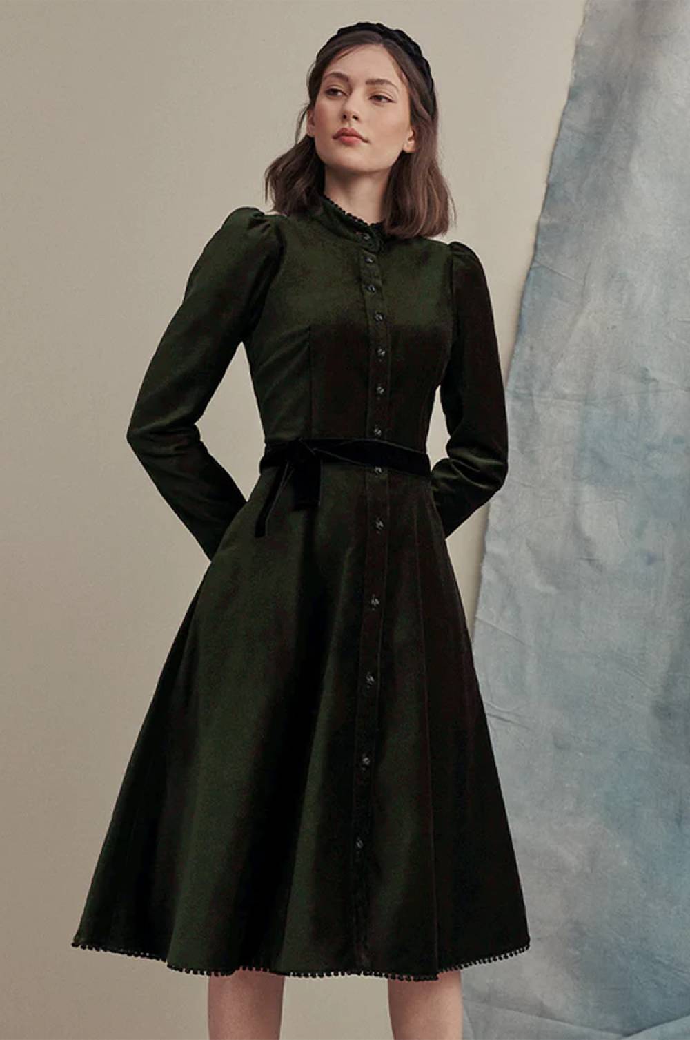 Kinga Mathe Samtkleid Ann in Olive Top Angebot