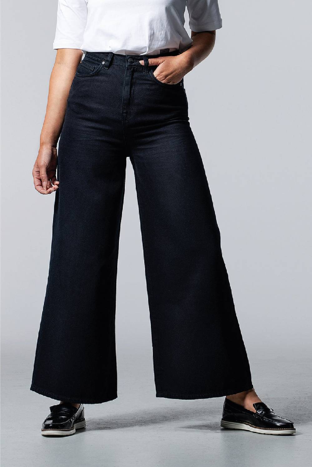 Lovjoi Wide Cropped Jeans BARLERIA Black Overdyed Exklusivangebot
