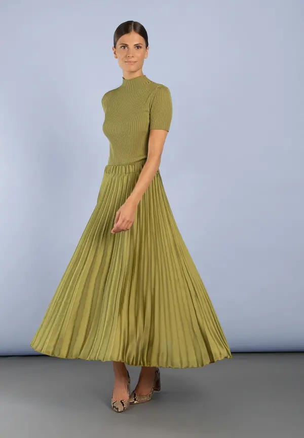 More & More Satin Plisséerock, soft moss green Zeitlich begrenztes Angebot