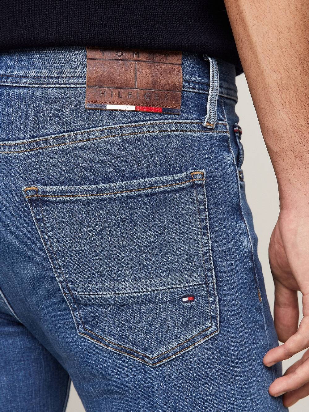 Tommy Hilfiger Jeans 50% Rabatt mit kostenlosem Versand